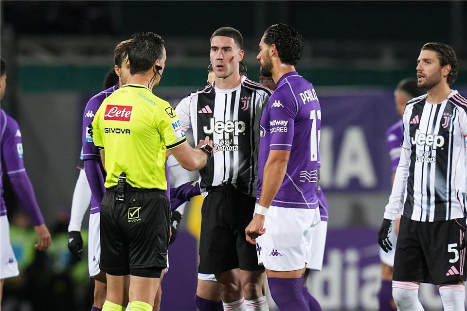 Juventus-Spieler Dusan Vlahovic (M) wurde im Spiel gegen seinen Ex-Club AC Florenz von Fans rassistisch beleidigt.Massimo Paolone/LaPresse/AP/dpa