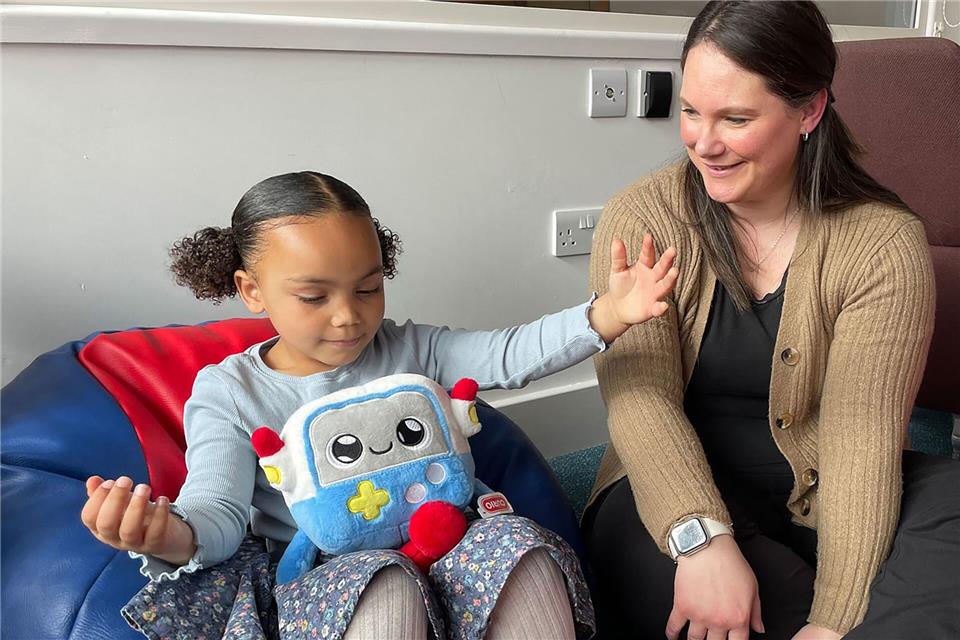 KI-Spielzeug geht Experten zufolge mit Risiken einher.Faculty of Education/University of Cambridge/dpa