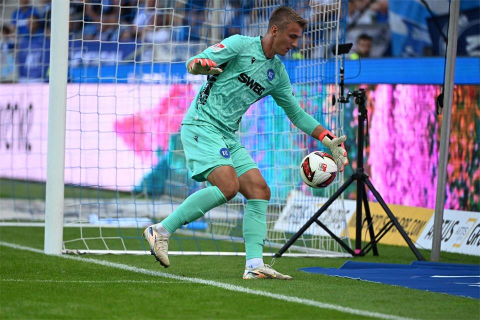 KSC-Keeper Hans Christian Bernat sah gegen Wolfsburg zweimal unglücklich aus.Uli Deck/dpa