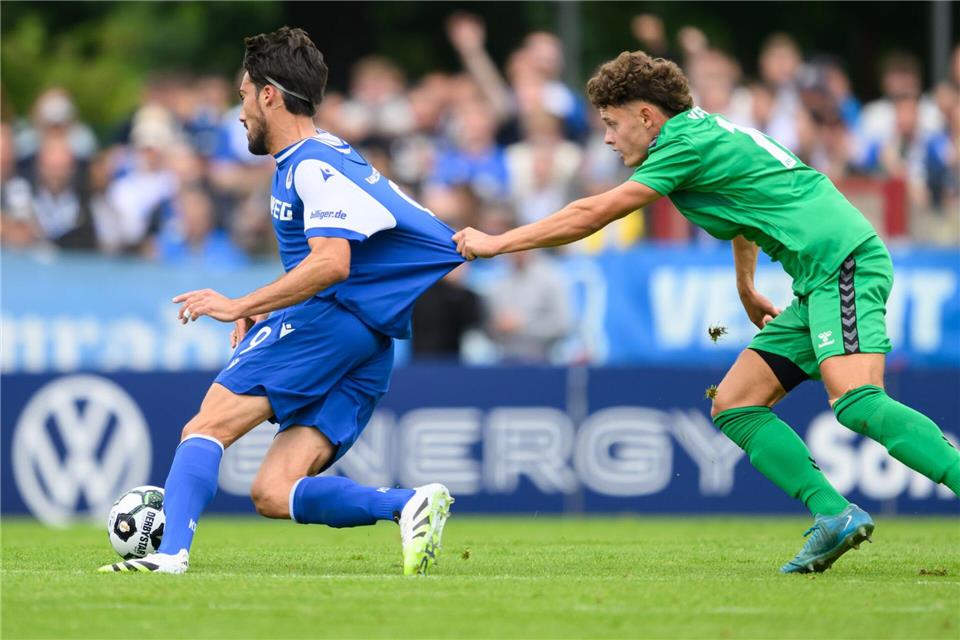 KSC-Neuzugang Roko Šimić (l) läuft den Gegenspielern noch zu selten davon.Robert Michael/dpa