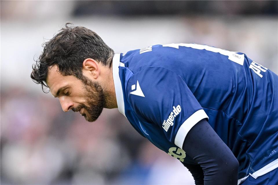 KSC-Stürmer Luca Pfeiffer verletzte sich im Heimspiel gegen Preußen Münster.Harry Langer/dpa