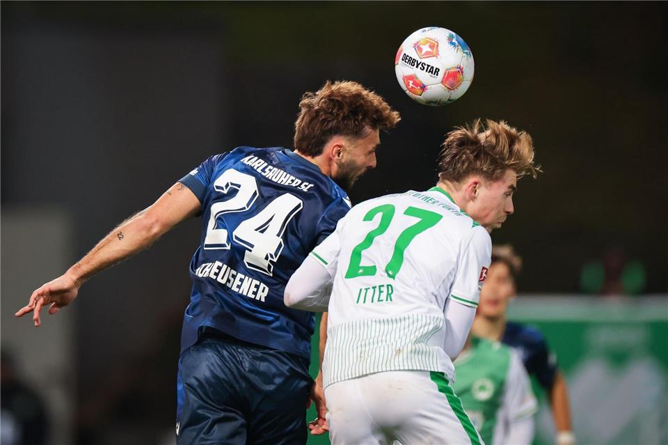 Nach erstem Auswärtssieg: KSC mit Zuversicht nach Gladbach  KSC-Stürmer Schleusener (l) traf schon in der dritten Minute zum 1:0 für die Gäste.Daniel Karmann/dpa
