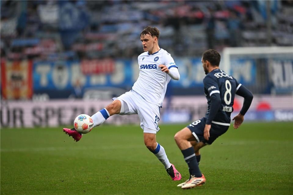 KSC-Talent Paul Scholl (l) stand zuletzt zweimal in der Startelf - und überzeugte.Fabian Strauch/dpa