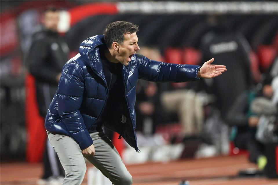 KSC-Trainer Christian Eichner bekam bei der Klatsche in Nürnberg einen dicken Hals.Daniel Löb/dpa