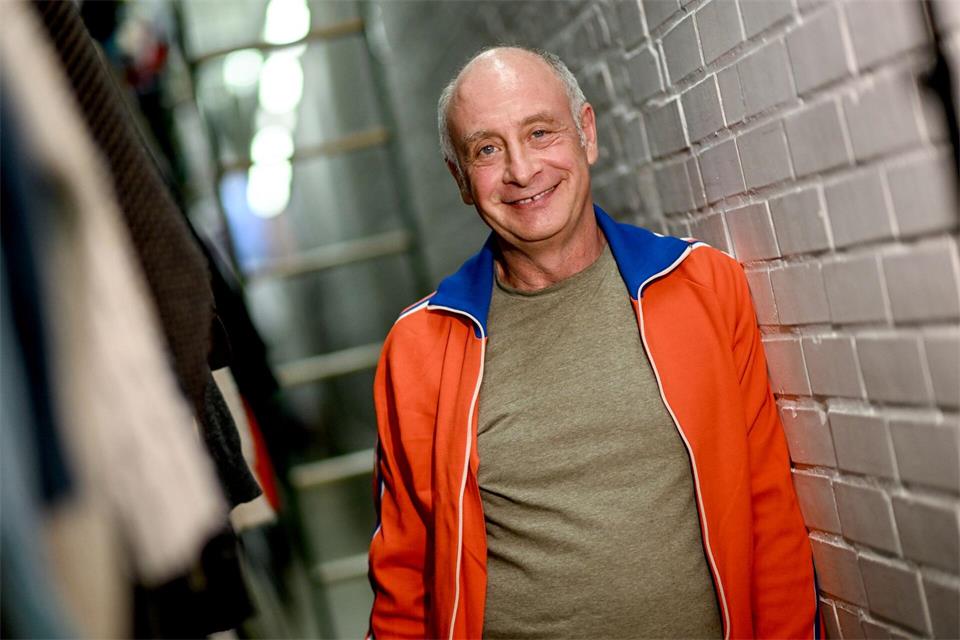 Kabarettist Alfons sieht eine wachsende Radikalität unter Jugendlichen und wirbt bei Gesprächen mit ihnen weiter für Demokratie. (Archivbild) Britta Pedersen/dpa