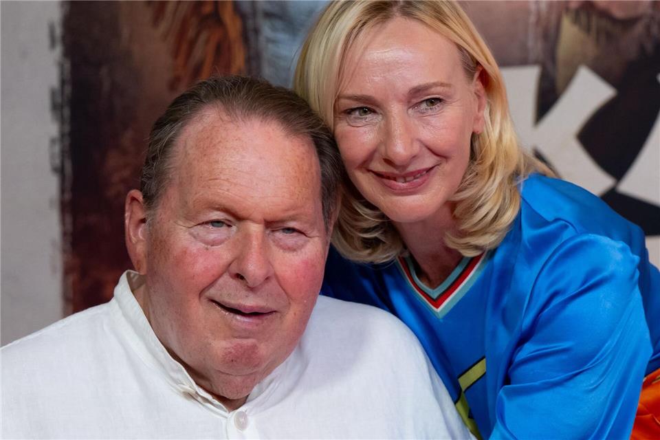 Kabarettist Ottfried Fischer, hier mit seiner Frau Simone, kann nach eigenen Worten mit Moderator Thomas Gottschalk mitfühlen. (Archivbild)Sven Hoppe/dpa