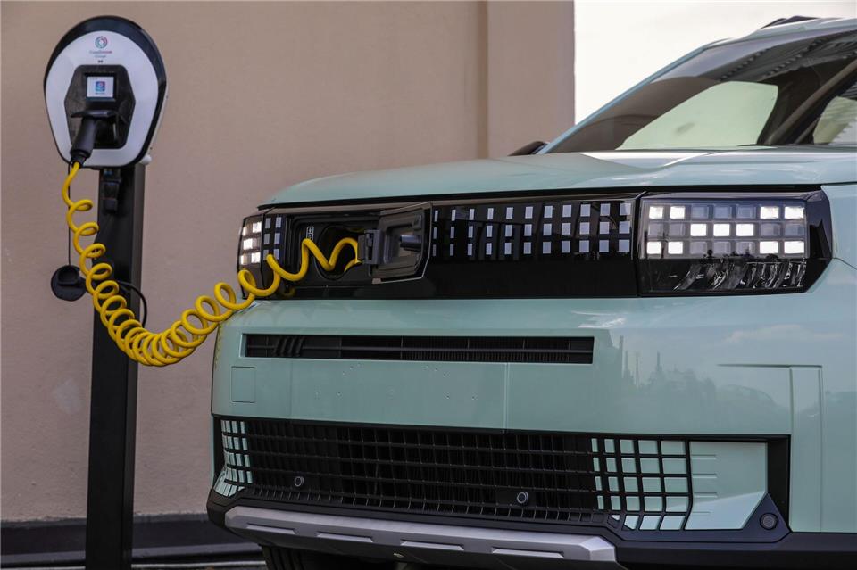 Kabel aus der Nase: Beim Fiat Grande Panda lässt sich das Ladekabel aus der Front ziehen.Fiat/Stellantis/dpa-tmn