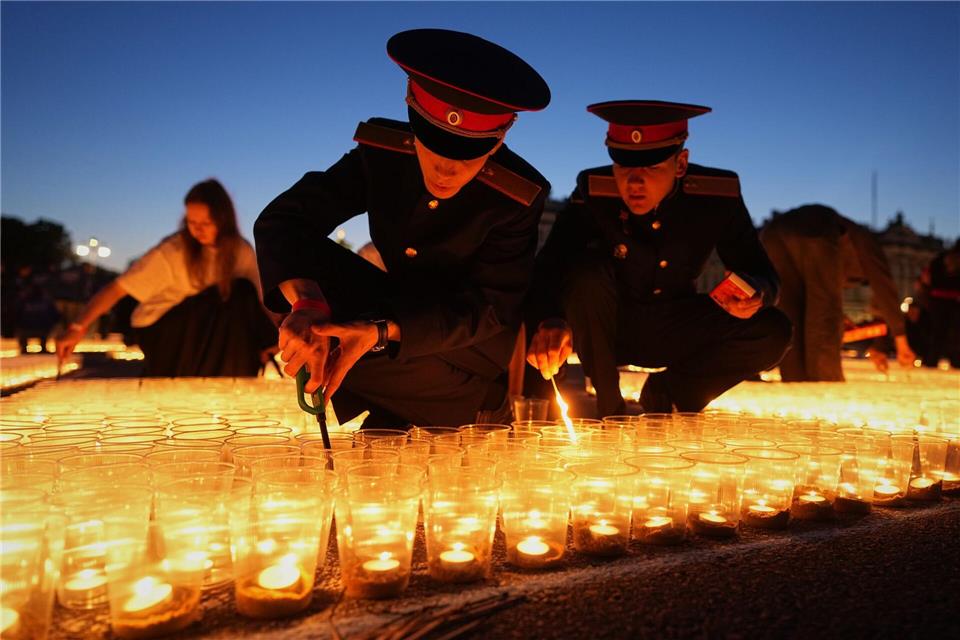 Kadetten zünden auf dem Palastplatz in St. Petersburg Kerzen an, um des 85. Jahrestags des Einmarsches Nazi-Deutschlands in die Sowjetunion während des Zweiten Weltkriegs zu gedenken.Dmitri Lovetsky/AP/dpa