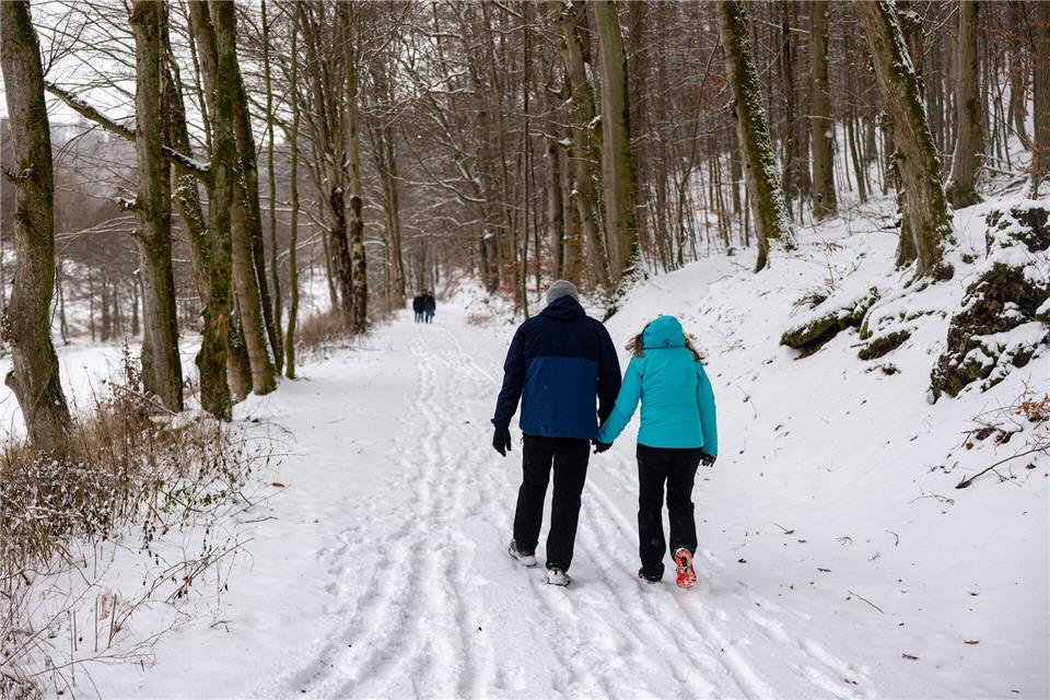 Kälte und Schnee bei einem Spaziergang oder einer Wanderung genießen und anschließend gemütlich einkehren - das geht nicht nur in den hessischen Mittelgebirgen wie hier im Taunus. (Archivbild)  Helmut Fricke/dpa