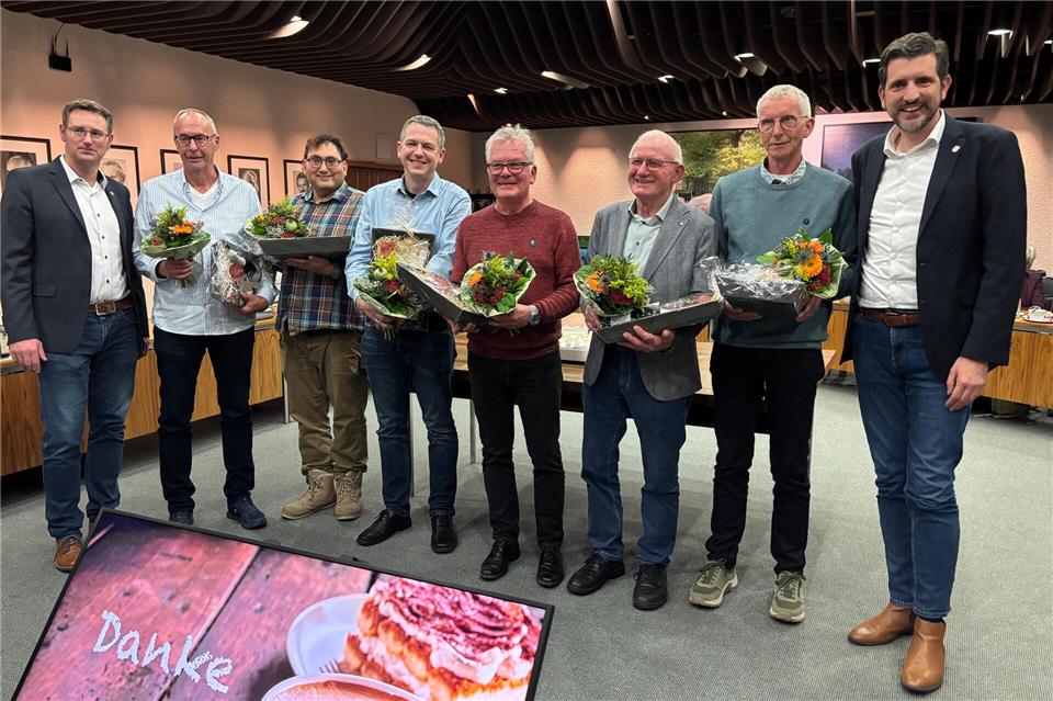 Kämmerer Michael Drews (l.) und Bürgermeister Patrick Voßkamp (r.) verabschiedeten aus dem Rat (v.l.): Thomas Schlatjan (SPD), Dominik Schreiber (SPD), Sebastian Terhart (SPD), Frank Guß (CDU), Bernhard Brun (CDU) und Ludger Thesing (CDU).