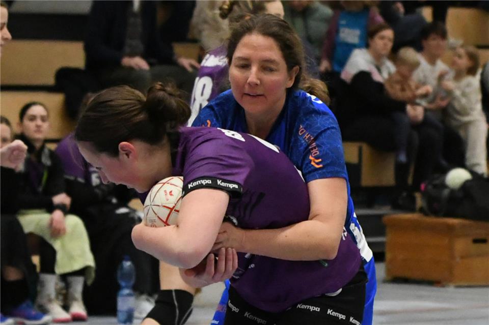 Kämpferisch konnte man dem TV Borken II (hier mit Franziska Wanning, rechts) beim Gastspiel in Dümpten nichts vorwerfen.
