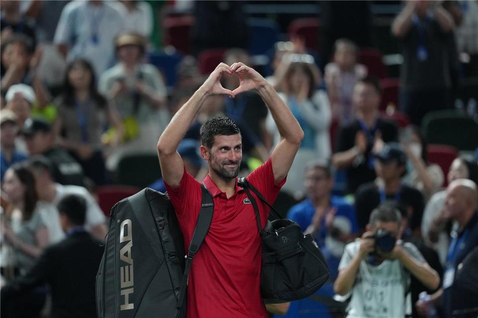 Nummer 204 stürmt ins Masters-Finale – Djokovic geschlagen Kämpfte mit Rückenproblemen: Novak Djokovic.Andy Wong/AP/dpa