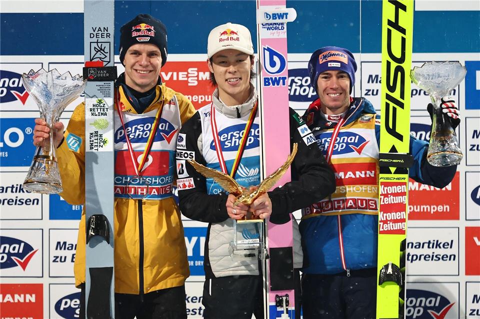 Kämpften vergangenen Winter um die Trophäe: Wellinger, Kobayashi und Kraft.Daniel Karmann/dpa