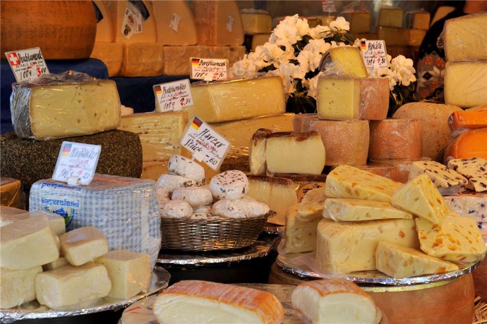 Käse gehört seit Jahren zu den beliebtesten Lebensmitteln aus dem Freistaat - gerade auch außerhalb Bayerns. Unter der Dachmarke „Genuss Bayern“ sollen die Herkunft und Qualität bayerischer Spezialitäten für Verbraucher einfacher erkennbar werden. (Illustration)Frank Leonhardt/dpa