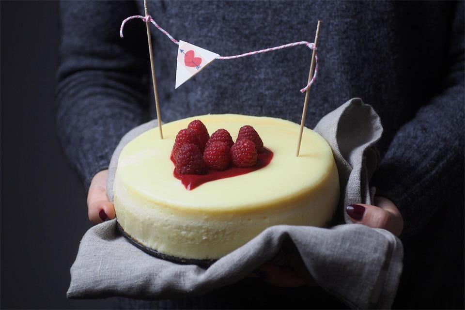 Käsekuchen ist nicht nur ein deutscher Klassiker: Die Franzosen nennen ihn Tarte au fromage blanc, die Italiener Torta di Ricotta und in den USA ist es der New York Cheesecake - hier im Foto eine Variante mit Himbeersauce. picture alliance/dpa/dekoreenberlin.blogspot.com