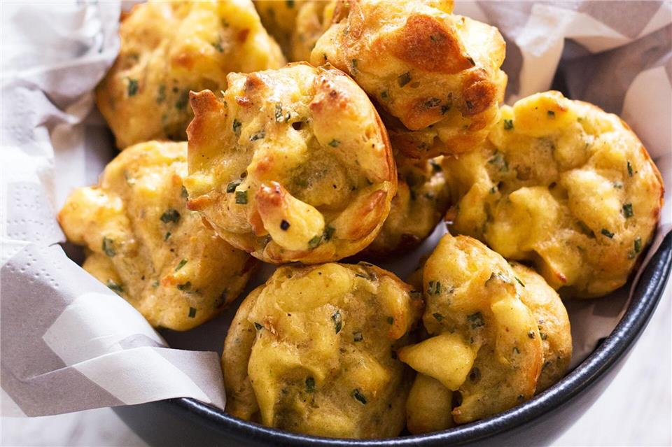 Kässpätzle gehören zu den Klassikern der schwäbischen Küche. In Muffin-Form gehen sie bei Nileen Marie Schaldach glatt als Tapas durch. Nileen Marie Schaldach/Verlag Eugen Ulmer/dpa-tmn