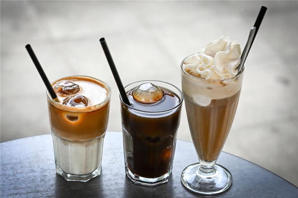 Kaffeekonzentrat kann man mit Milch oder Wasser verlängern und mit Eiswürfeln oder Sahne servieren - die Möglichkeiten sind vielfältig. (Archivbild)Jens Kalaene/dpa