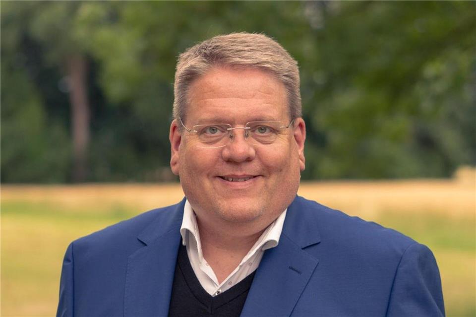 Kai Abruszat gilt als der „singende Bürgermeister“ - nun tritt er noch einmal an. (Handout)Paul Geene/Gemeinde Stemwede/dpa