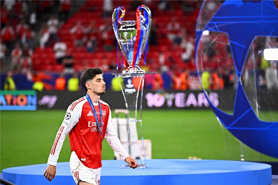 Kai Havertz geht nach dem verlorenen Finale der Champions League am Pokal vorbei. Tom Weller/dpa