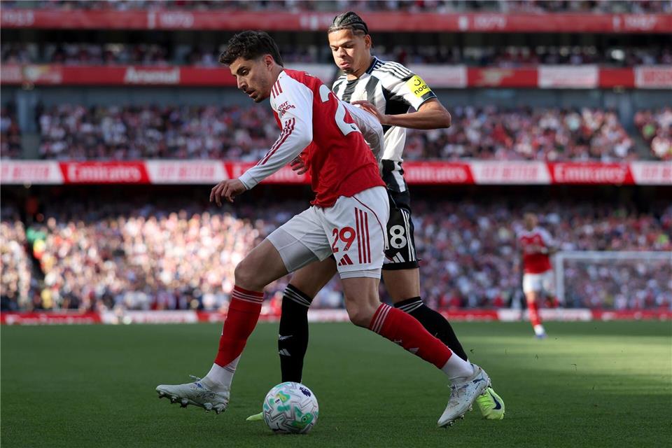 Kai Havertz (l) bereitete erst das 1:0 für den FC Arsenal gegen Newcastle United vor, musste dann aber verletzt ausgewechselt werden.Ian Walton/AP/dpa