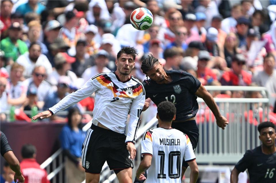 Kai Havertz (l) im Kopfballduell mit Miles Robinson. Federico Gambarini/dpa