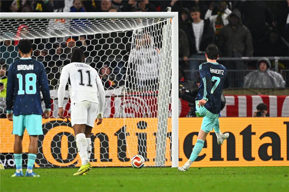 Kai Havertz (r) verwandelt den Handelfmeter. Tom Weller/dpa