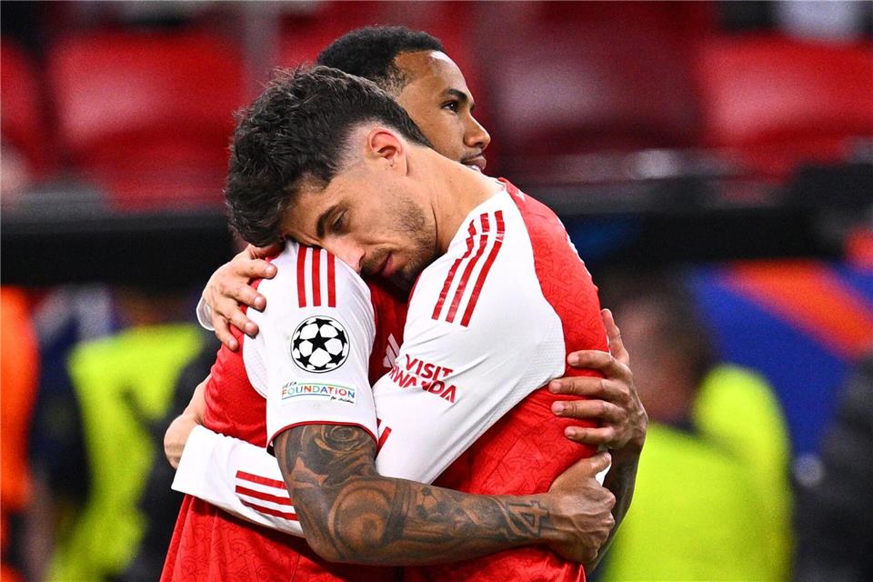 Kai Havertz tröstete Teamkollege Gabriel, nachdem dieser den entscheidenden Elfmeter verschossen hatte.Tom Weller/dpa