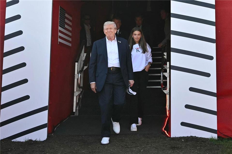 Kai Trump (r) begann im Alter von zwei Jahren mit dem Golfspielen. (Archivfoto) Mandel Ngan/POOL AFP/AP/dpa