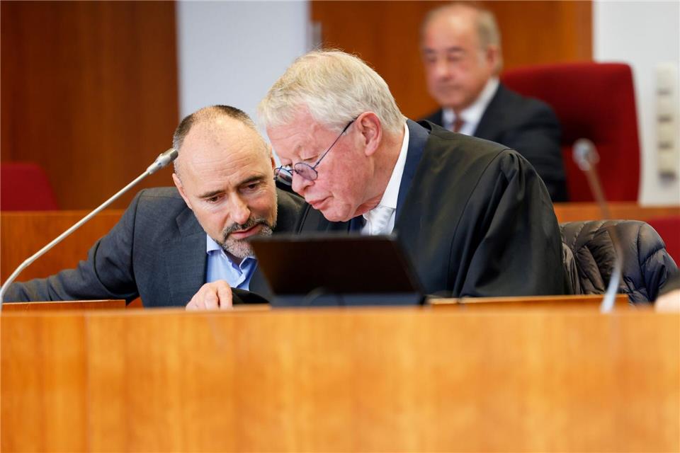 Kai-Uwe Steck neben seinem Anwalt Gerhard Strate (rechts). Thomas Banneyer/dpa