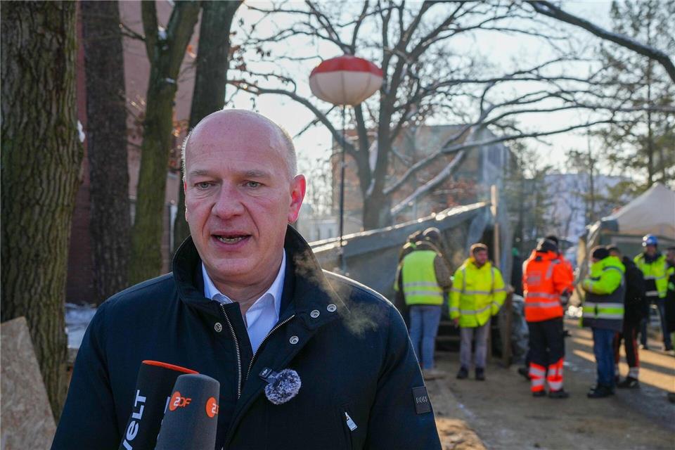 Kai Wegner (CDU), Regierender Bürgermeister von Berlin, gibt vor dem Umspannwerk an der Argentinischen Allee ein Statement. Soeren Stache/dpa