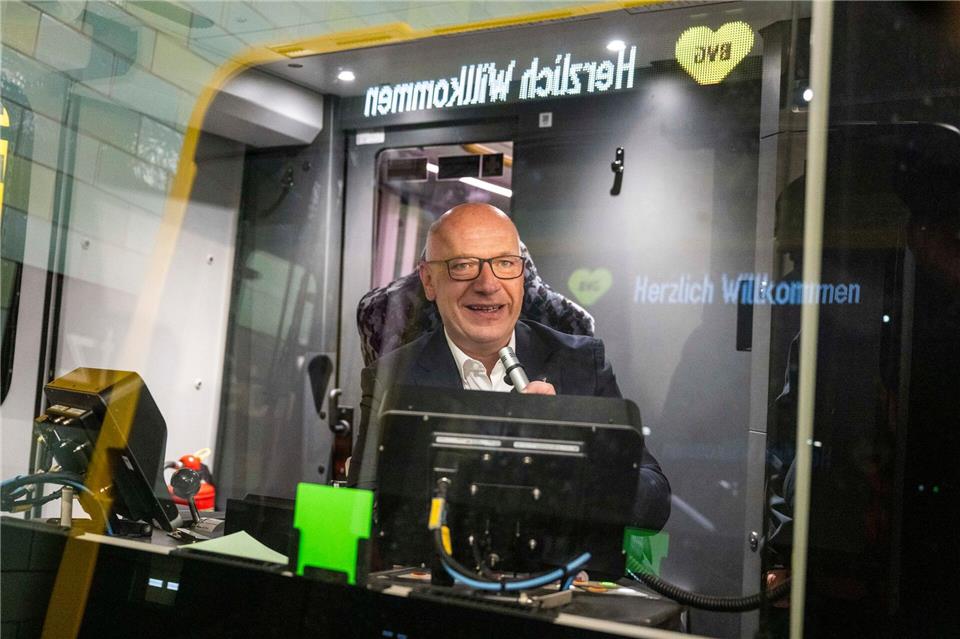 Kai Wegner (CDU), Regierender Bürgermeister von Berlin, sitzt in einem Fahrerhaus einer neuen U-Bahn auf der U-Bahn Linie U5.Christophe Gateau/dpa