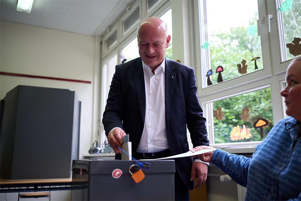 Kai Wegner bei der Stimmabgabe.Katharina Kausche/dpa