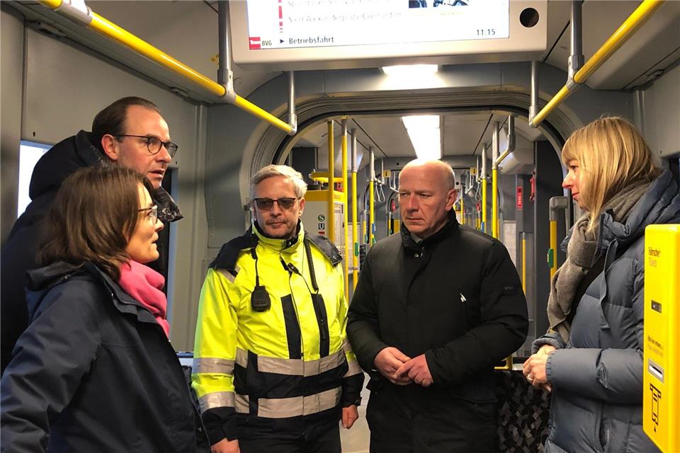 Kai Wegner besuchte eine steckengebliebene Tram am Hackeschen Markt.Saskia Fischer/dpa