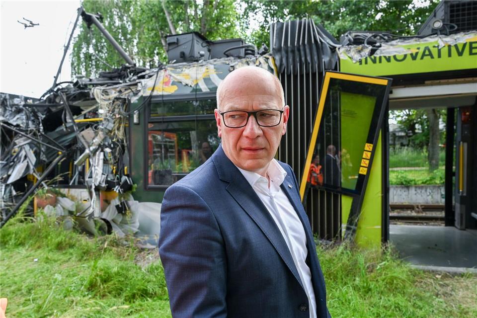 Kai Wegner informiert sich an der Unfallstelle einer entgleisten Straßenbahn in Neu Hohenschönhausen.Jens Kalaene/dpa