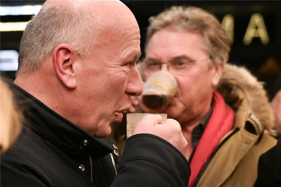 Kai Wegner (l, CDU), Regierender Bürgermeister von Berlin, trank auf dem Weihnachtsmarkt auf dem Breitscheidplatz einen Glühwein.Jens Kalaene/dpa