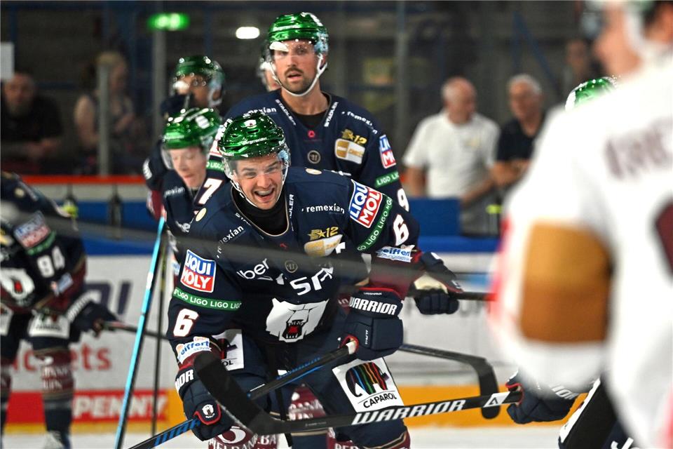 Kai Wissmann führt die Eisbären als Kapitän aufs Feld.Elisa Schu/dpa