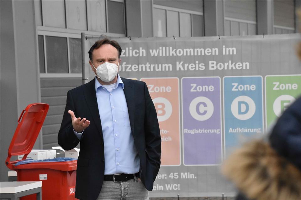 Kai Zwicker bei einem Pressegespräch im ehemaligen Impfzentrum. 
