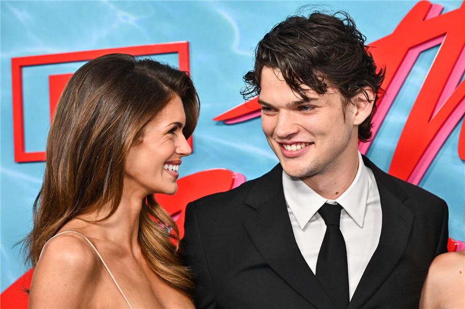 Kaia Gerber (l) und Homer Gere lächeln sich bei der Weltpremiere der Serie „The Shards“ an. Evan Agostini/Invision/AP/dpa