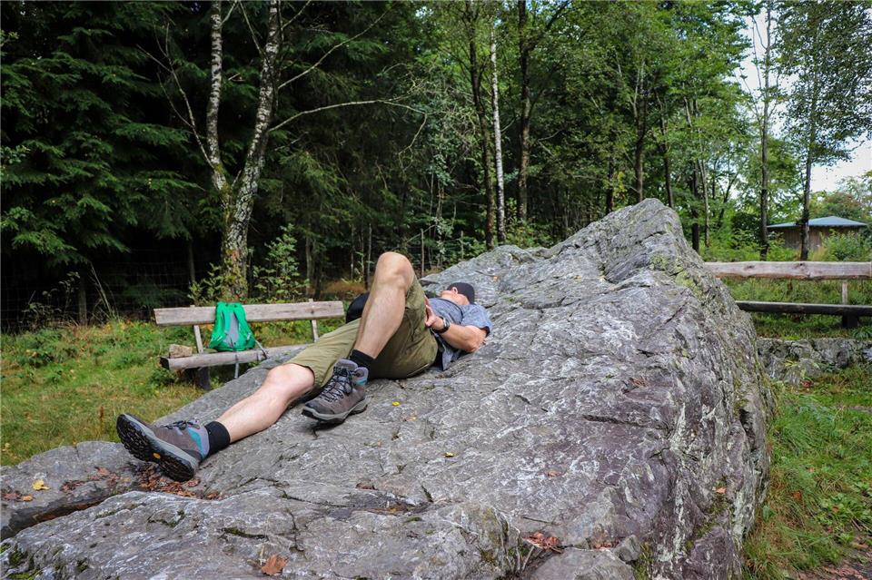 „Kaiser Karls Bettstatt“ heißt ein Quarzit-Fels, auf dem der Monarch aus Not einst übernachtet haben soll.Deike Uhtenwoldt/dpa-tmn