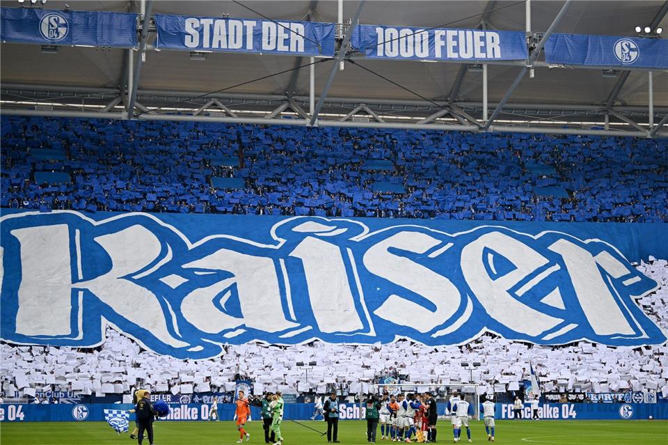 „Kaiser im Revier“ hieß das Motto einer riesigen Choreografie.Bernd Thissen/dpa