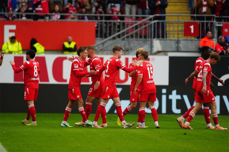 Kaiserslautern bejubelt den Heimsieg gegen Bochum.Thomas Frey/dpa