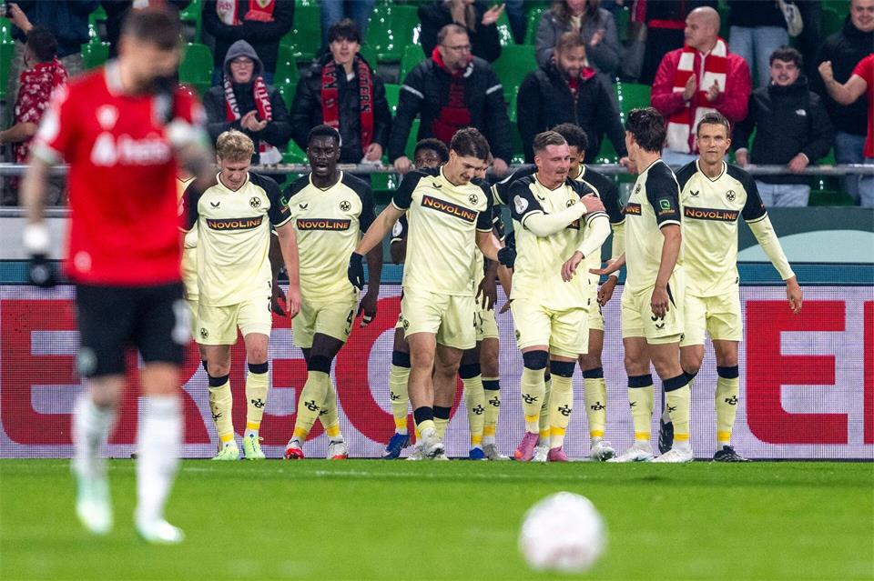 Kaiserslautern jubelt nach dem Tor zum 0:1 in Hannover.David Inderlied/dpa