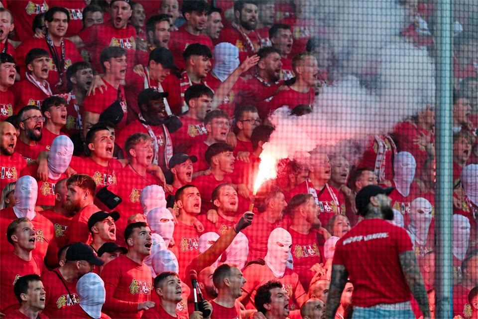 Kaiserslauterns Fans zündeten Pyrotechnik beim Pokalderby in Mannheim. (Archivbild)Uwe Anspach/dpa