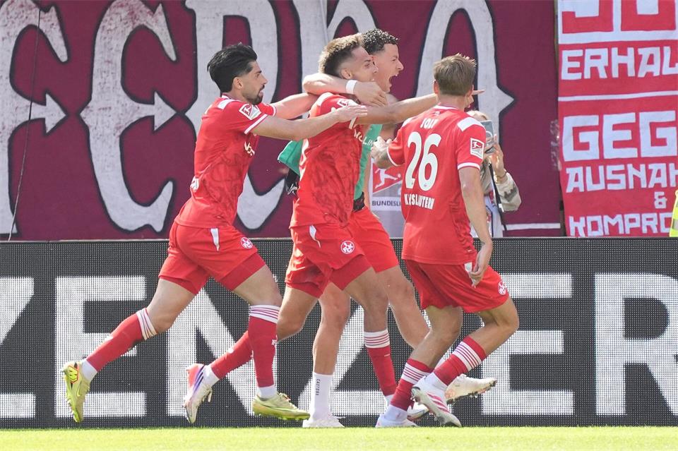 Kaiserslauterns Mario Sauer und seine Mitspieler bejubeln das 1:0.Marc Schüler/dpa