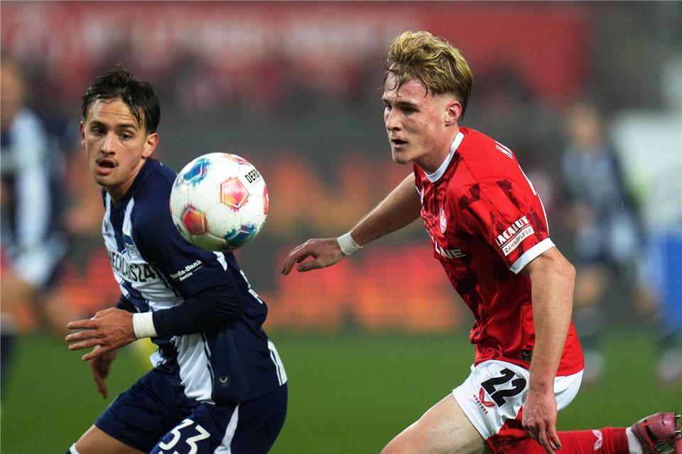 Kaiserslauterns Mika Haas (r) und Herthas Michal Karbownik im Zweikampf.Thomas Frey/dpa