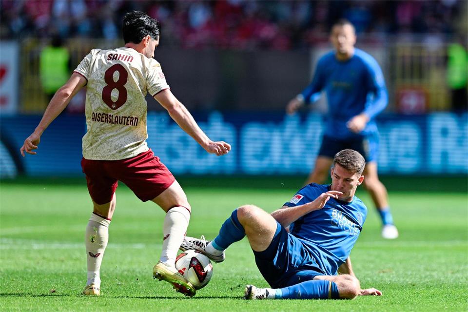 Kaiserslauterns Semih Şahin (l) und Braunschweigs Florian Flick kämpfen um den Ball.Uwe Anspach/dpa