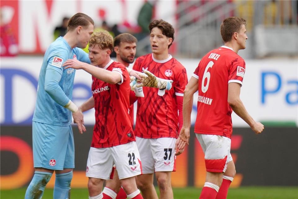 Kaiserslauterns Spieler bejubeln den 10. Heimsieg der Saison. Thomas Frey/dpa