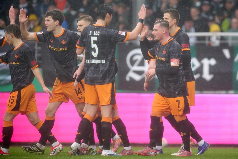 Kaiserslauterns Spieler jubeln über das Tor zum 1:0.Bernd Thissen/dpa