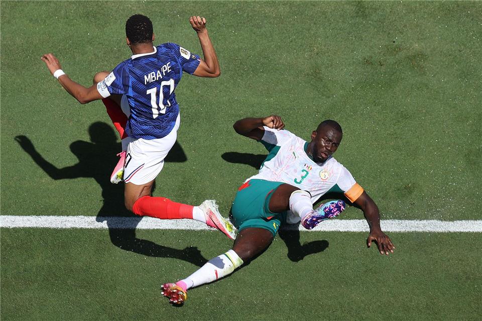 Kalidou Koulibaly (r.) und Senegal verloren gegen Frankreich.Pamela Smith/AP/dpa