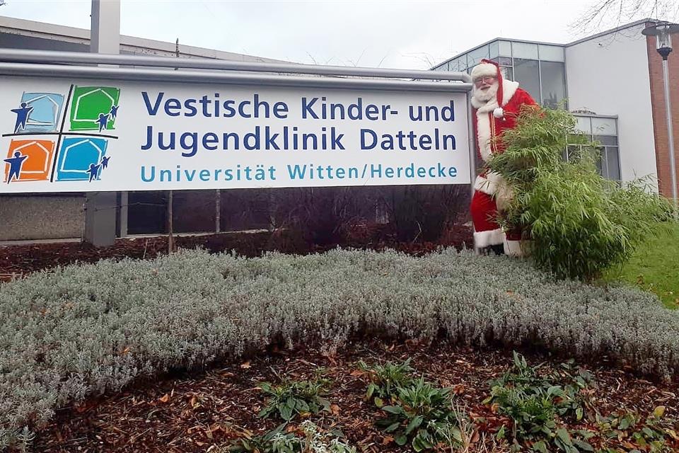 Kalle Zeh hat den Erlös aus seiner privaten Spendenaktion in Datteln überreicht.